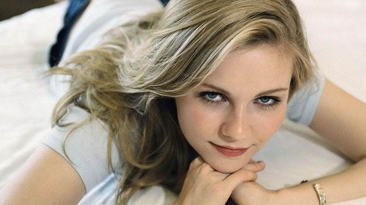Kirsten Dunst Smiling Looking Front Cute Eyes Laying Pose